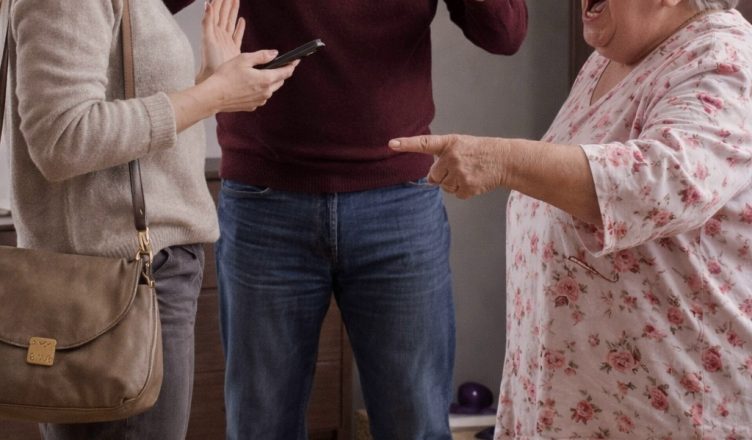 — Ну и где праздничный стол? Мама уже почти здесь, а у тебя даже плиты не включено, безмозглая! — прошипел муж, так и не заметив заявления о разводе.