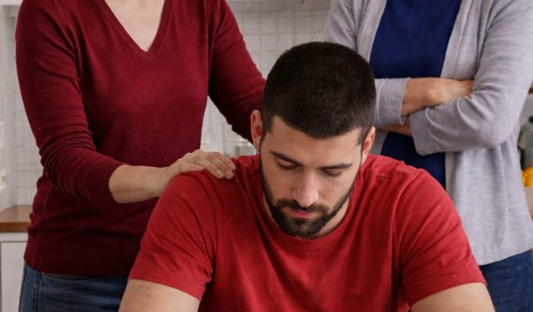 Вернулась домой за паспортом и случайно подслушала: муж с матерью заложили мой дом и мой бизнес