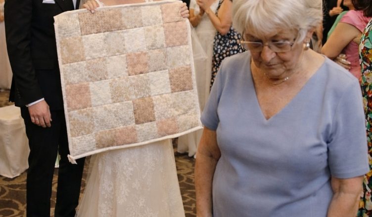 Я подарила внуку на свадьбу подарок, которую шила своими руками. Но его невеста подняла её перед всеми гостями — и начала насмехаться