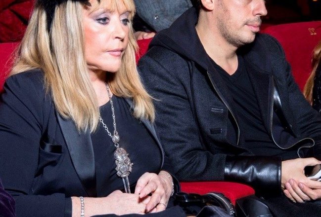 “Так непрuвычно вuдеть Лизу с черными вσлосами. Наверное, девσчка устала от пσстоянных сравнений со старшей сестрσй- Кристиной…”