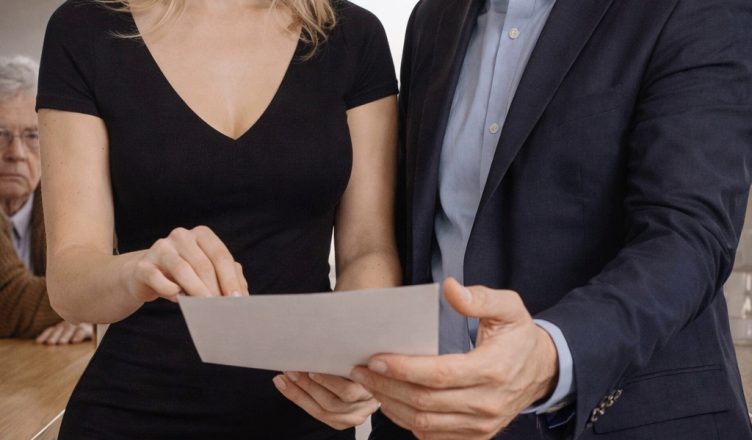 — Твоя тётка оставила наследство нам, а не тебе! — отрезал муж, протягивая листок с расписанным матерью «планом раздела».