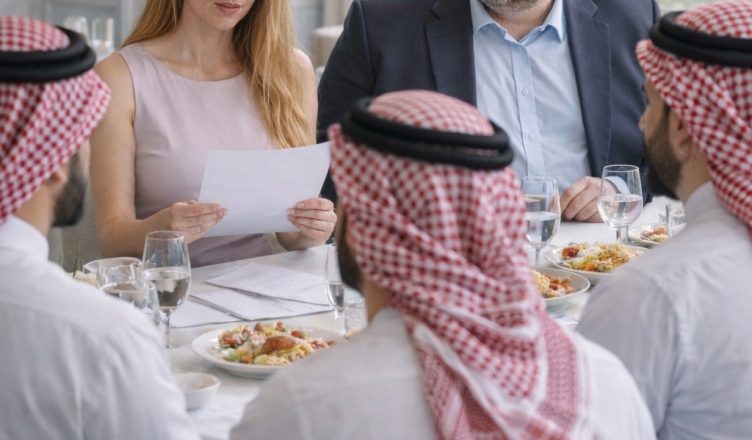 Владелец отеля в панике искал женщину, которая согласилась бы сыграть роль его жены всего на один вечер ради важного ужина