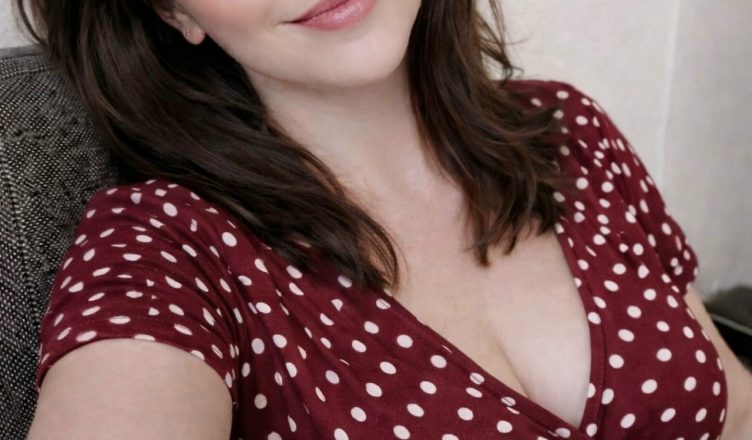 На нашей свадьбе сестра моего мужа вручила нам пустой конверт со словами: «Ни в чём себе не отказывайте!» А на её дне рождения я решила ответить ей тем же — и подготовила для неё «особенный подарок»