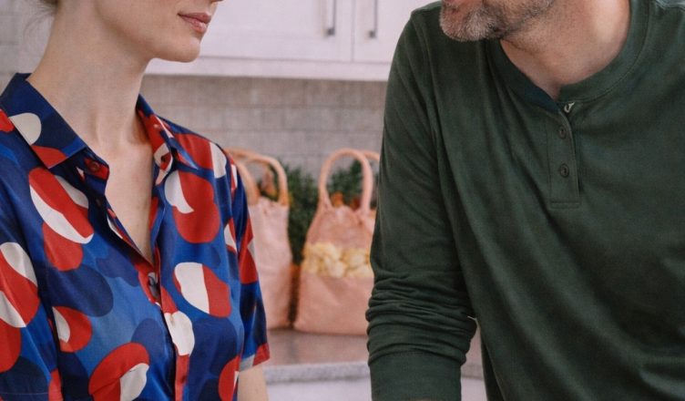 — Для моей мамы накрываешь стол ты! Не хочешь — Новый год встречаешь одна, — сухо бросил муж.