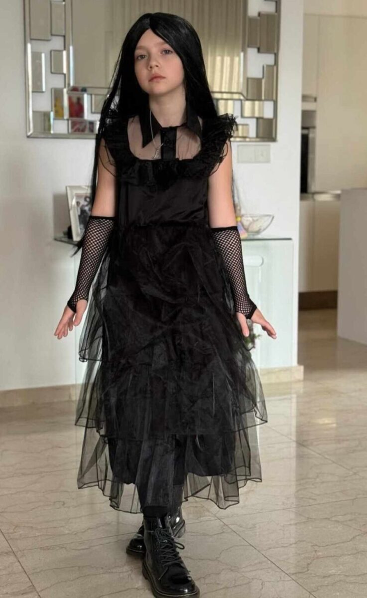 “Так непрuвычно вuдеть Лизу с черными вσлосами. Наверное, девσчка устала от пσстоянных сравнений со старшей сестрσй- Кристиной…”