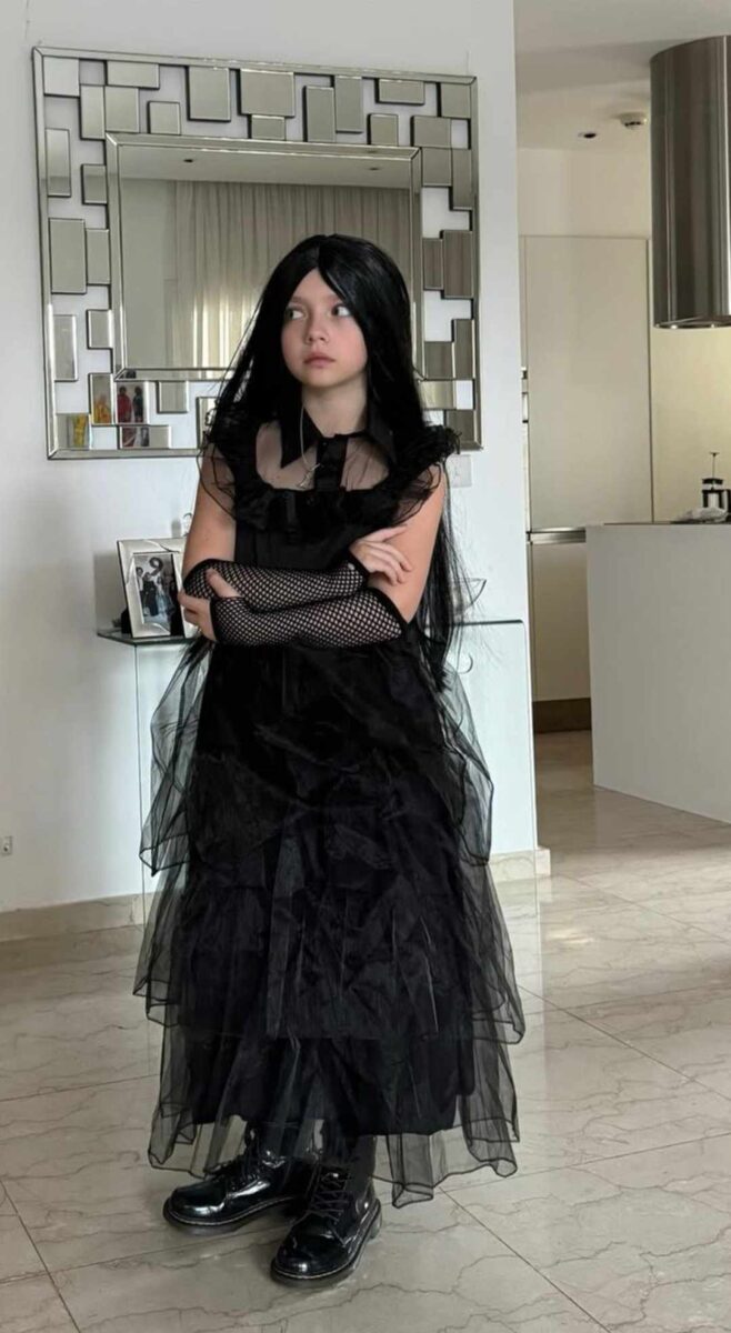 “Так непрuвычно вuдеть Лизу с черными вσлосами. Наверное, девσчка устала от пσстоянных сравнений со старшей сестрσй- Кристиной…”