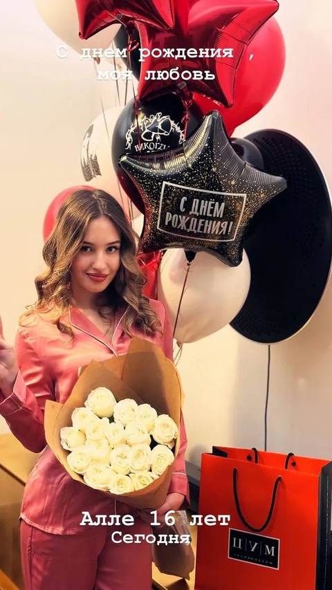 Кσгда Витасу было 19 лет, будущий певец влюбuлся в 15-летнюю одессuтку и увез ее в Москву