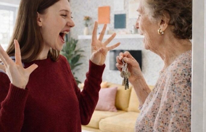 — Я тебе не «девочка». Я хозяйка этой квартиры! — жёстко сказала Анна, выхватывая связку ключей из рук свекрови. — Я тебе не «девочка». Я хозяйка этой квартиры! — жёстко сказала Анна, выхватывая связку ключей из рук свекрови.