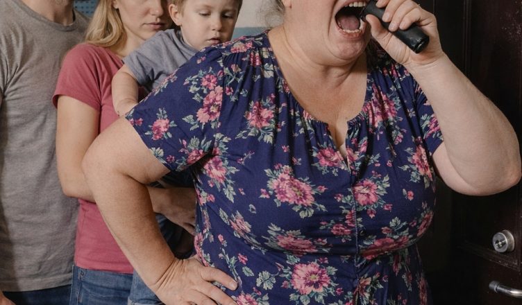 — Как вы могли уехать и никого не предупредить?!  — кричала свекровь, стоя под дверью нашей квартиры вместе с толпой̆ родственников.