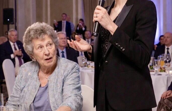 Свекровь не пригласила меня на свой юбилей, бросив: «Там будет высшее общество, тебе просто не в чем появиться».