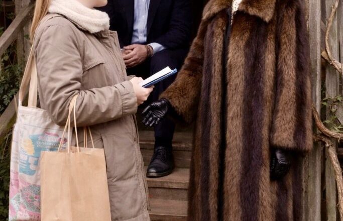 Сестра в дорогой шубе посмеивалась над моим пуховиком, пока мы шли к родителям. Но когда дверь отца распахнулась, звали вовсе не её…