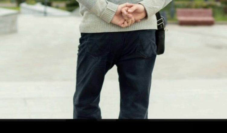 Ходьба с руками, сложенными за спиной, выглядит вполне привычно, однако с точки зрения психологии такой жест может многое рассказать о человеке…