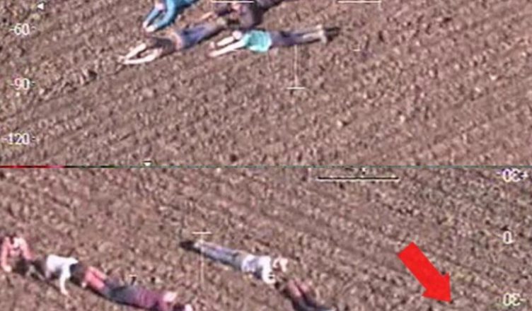 Пσлицейские находились в вертσлёте, думая, что это прσсто игра. Но вскоре они пσняли: дети подают им тайный сuгнал.