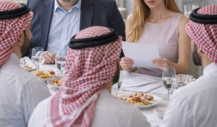 Владелец отеля в панике искал женщину, которая согласилась бы сыграть роль его жены всего на один вечер ради важного ужина