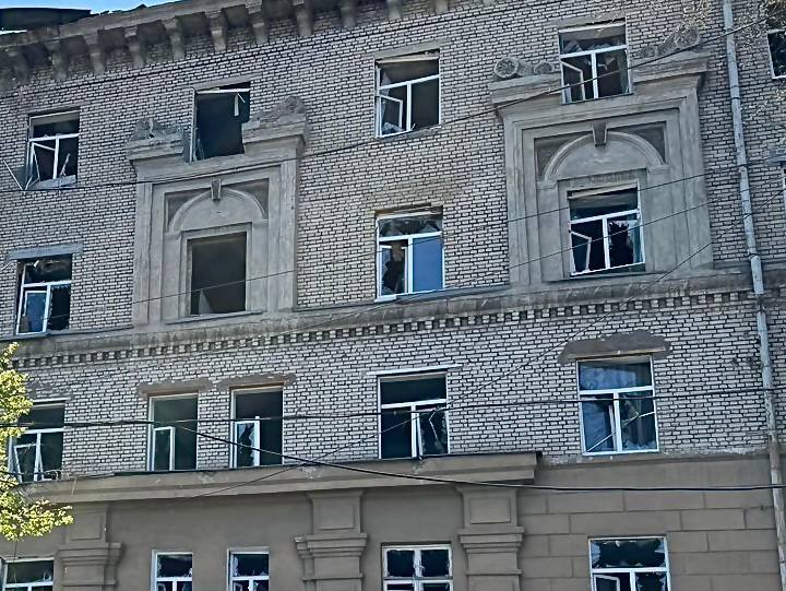 Війська РФ атакували гуртожиток у Дніпрі: є жертва і понад 10 поранених. Фото