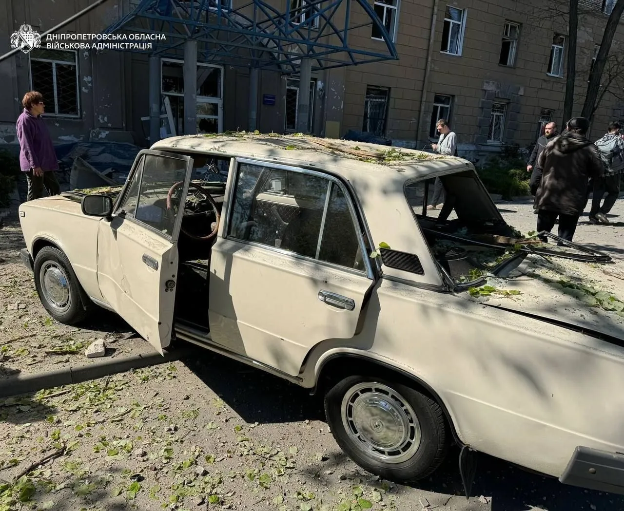 Війська РФ атакували гуртожиток у Дніпрі: є жертва і понад 10 поранених. Фото