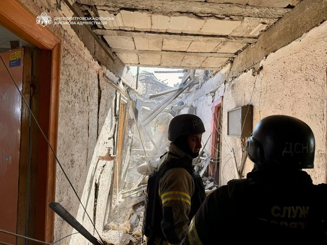 Війська РФ атакували гуртожиток у Дніпрі: є жертва і понад 10 поранених. Фото