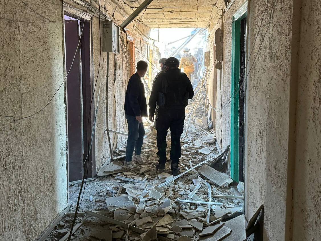 Війська РФ атакували гуртожиток у Дніпрі: є жертва і понад 10 поранених. Фото