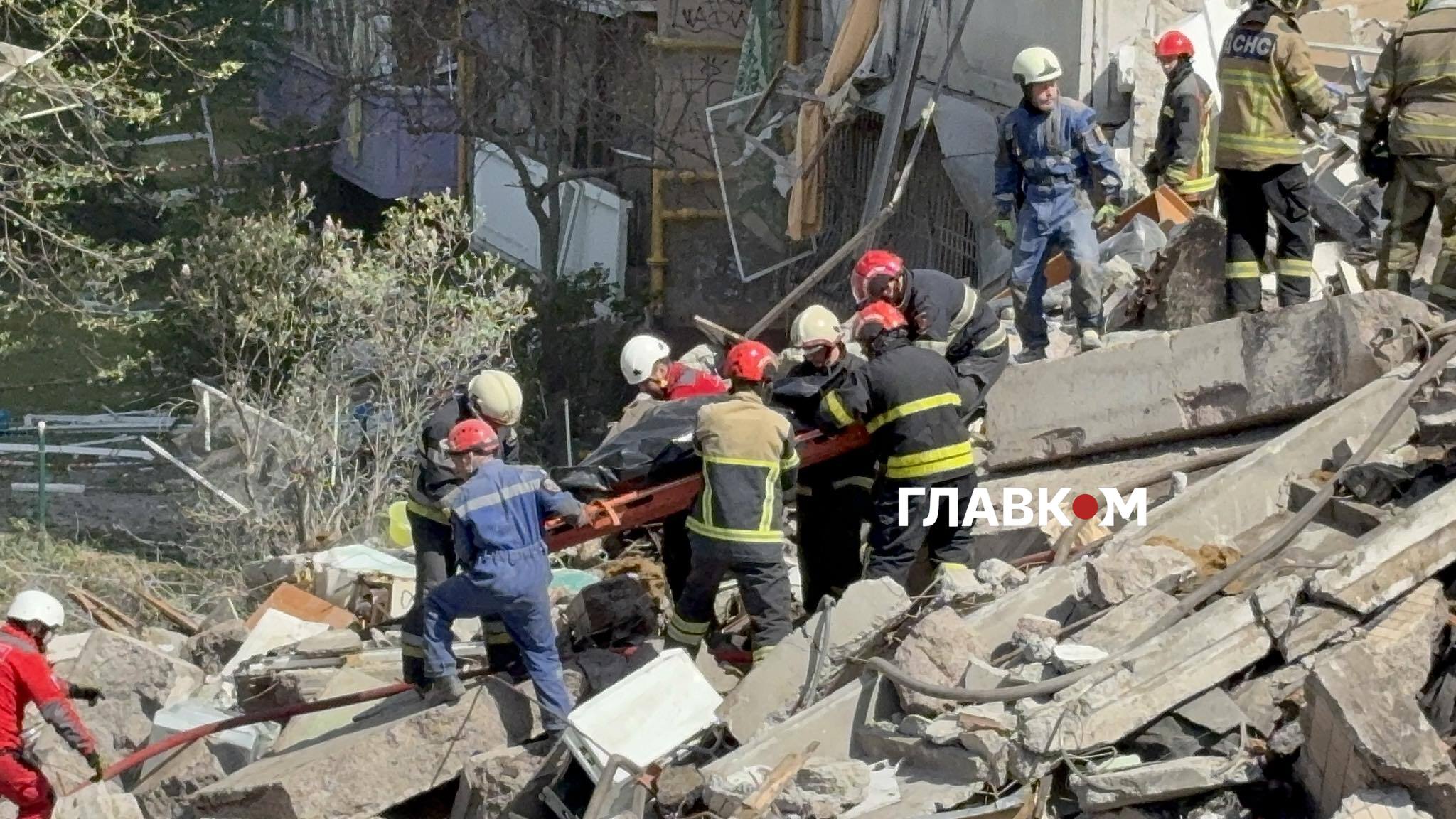 Рятувальники спускають тіло загиблого з руїн будинку