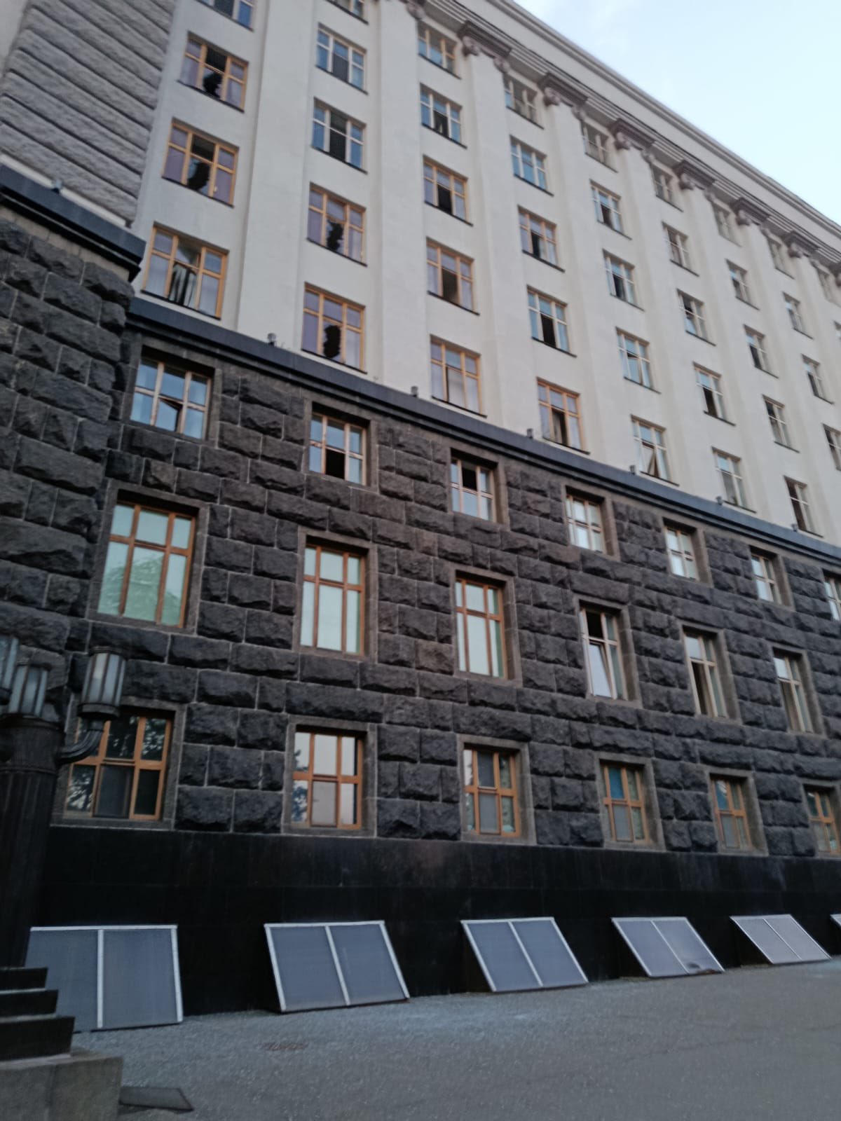 Під час чергової масованої атаки на столицю 24 травня постраждала споруда вищого органу виконавчої влади країни