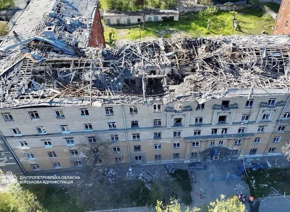 Війська РФ атакували гуртожиток у Дніпрі: є жертва і понад 10 поранених. Фото